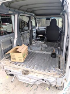 静岡県静岡市　Ｓ・Ｍ様　アーリーの内装バラシ作業に入りました！